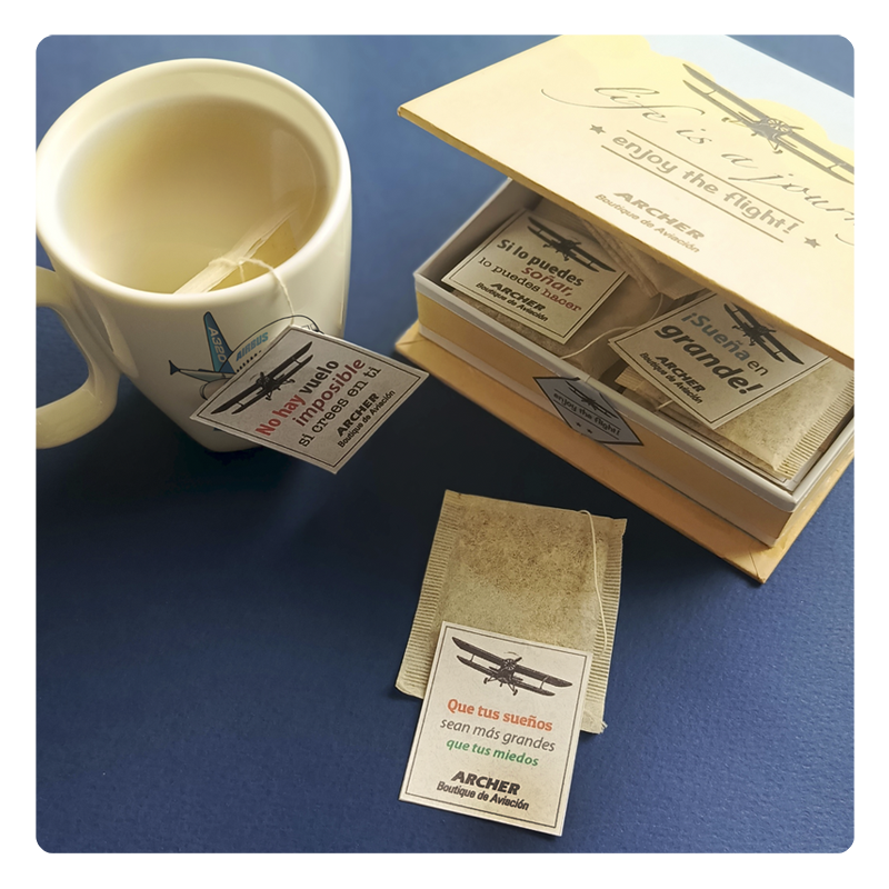 Caja de bebidas aromáticas e infusión de manzanilla y té verde y negro con mensajes de aviación. Regalos diferentes originales para amantes y aficionados a los aviones y a la aviación