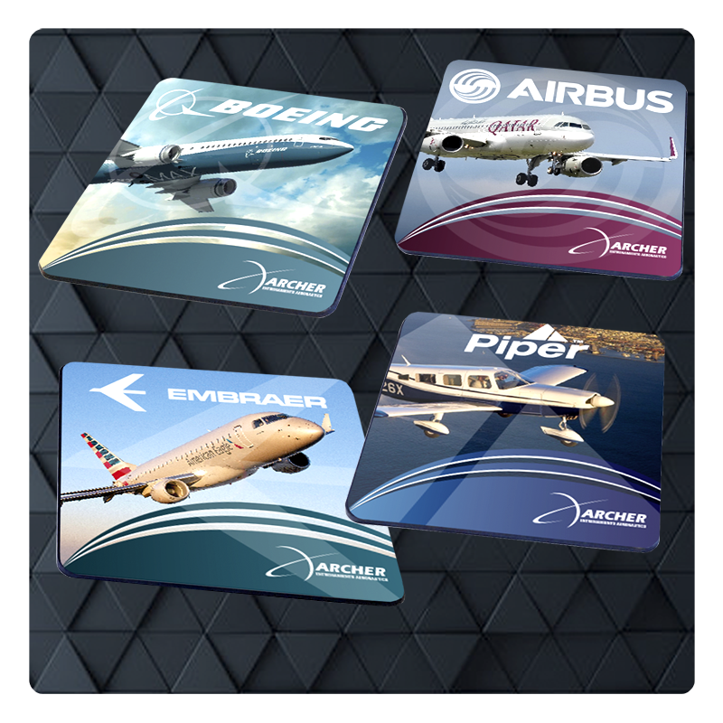 Portavasos personalizados con logos y fotos de fabricantes de aviones y helicópteros. Logo de boeing, airbus, piper, embraer, cessna, cirrus, mxp, livery qatar, american airlines, aviacna, latam, turquish, iberia. Regalos con temática de aviación