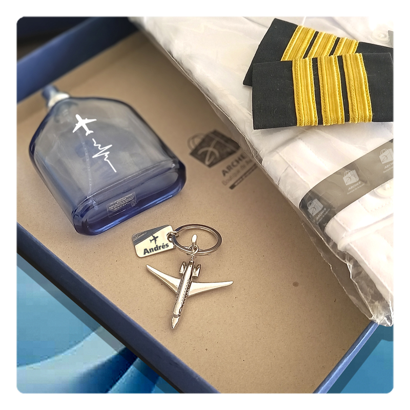 kit camisa piloto con presillas y perfume y llavero avión