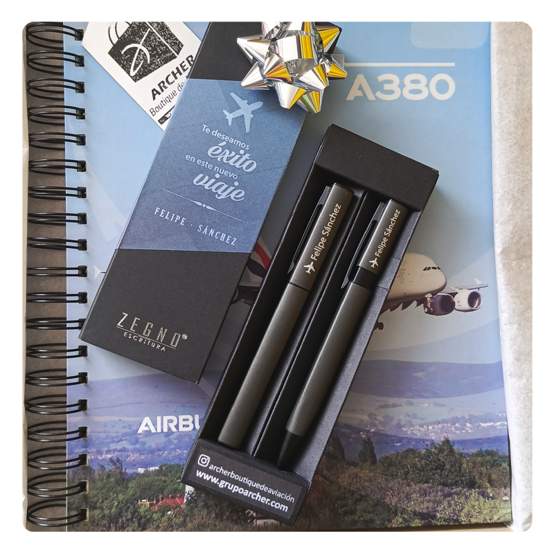 Regalos para pilotos. Kit cuaderno avion a380 y esferos marcados personalizados
