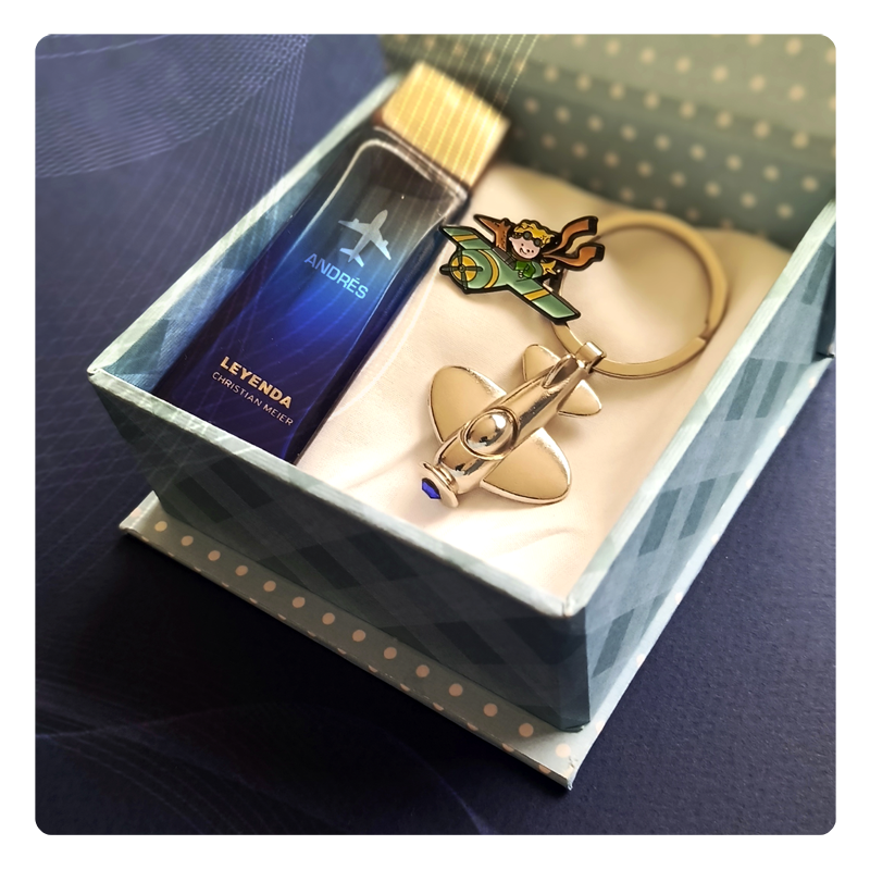 Regalos especiales para pilotos, estudiantes y aficionados amantes de la aviación. Cajas sorpresa personalizadas para amantes de los aviones. Kit colonia con llavero de avión y pin el principito con caja personalizada con mensaje especial