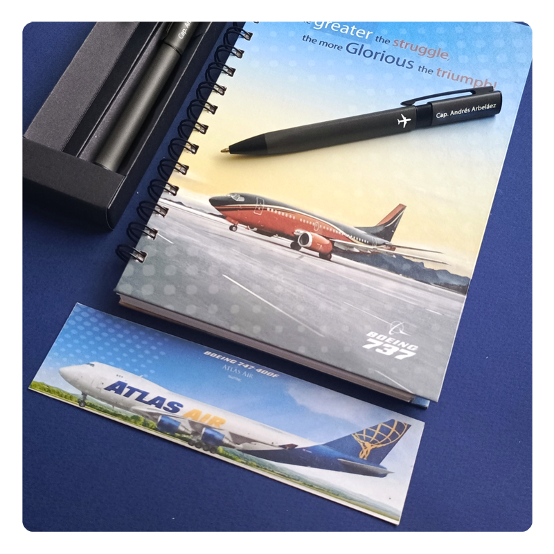Regalos para pilotos. Kit cuaderno, esfero, separador de libros con motivos de aviación