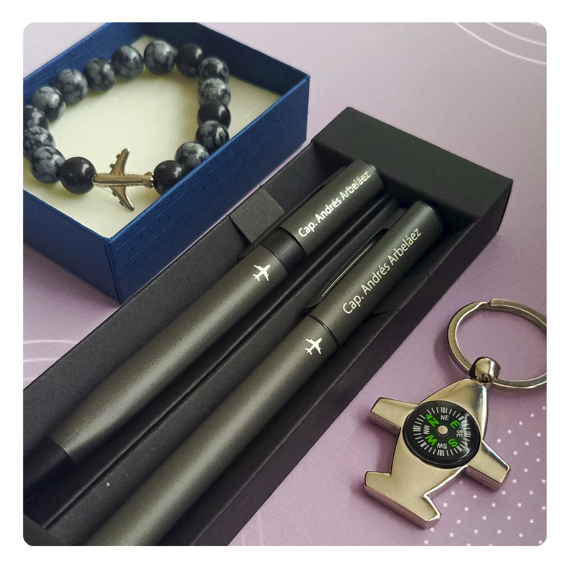 Regalos para aficionados a los aviones. Kit pulsera de obsidiana con dije de avión y esferos marcados y llavero cromado de aviones
