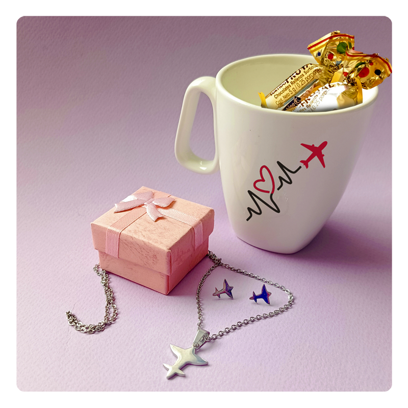 Pocillo personalizable
y aretes con cadena y dije de avión. Regalos aviones. 